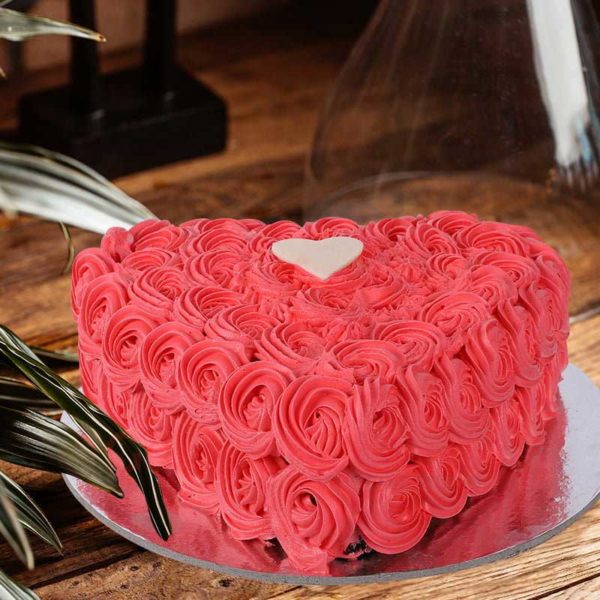 roses and curls loveheart cake