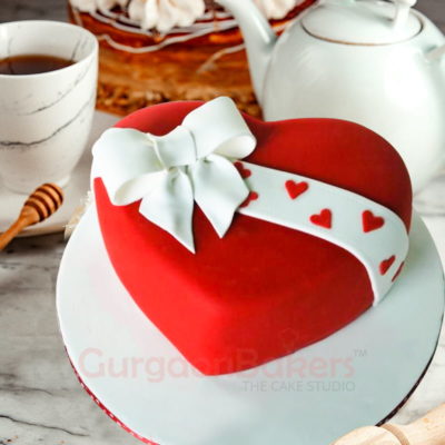 pretty in bows heart cake